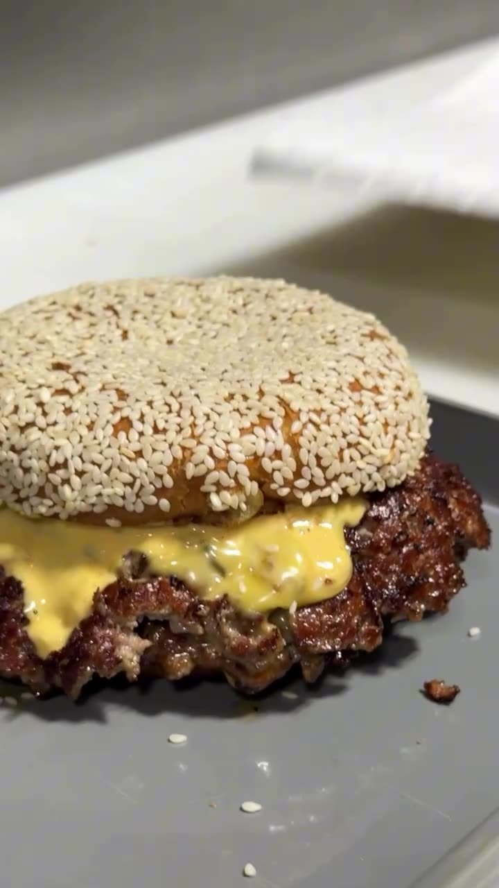 Lucky 8 SRQ smash burger reel filmed by Siesta Media at a Sarasota restaurant